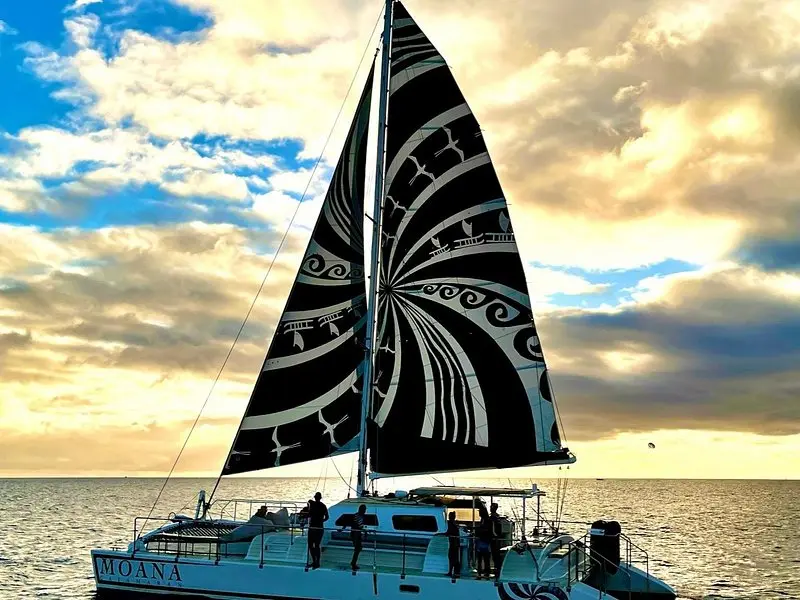 Waikiki Sunset Cocktail Sail on the Moana Catamaran on Oʻahu